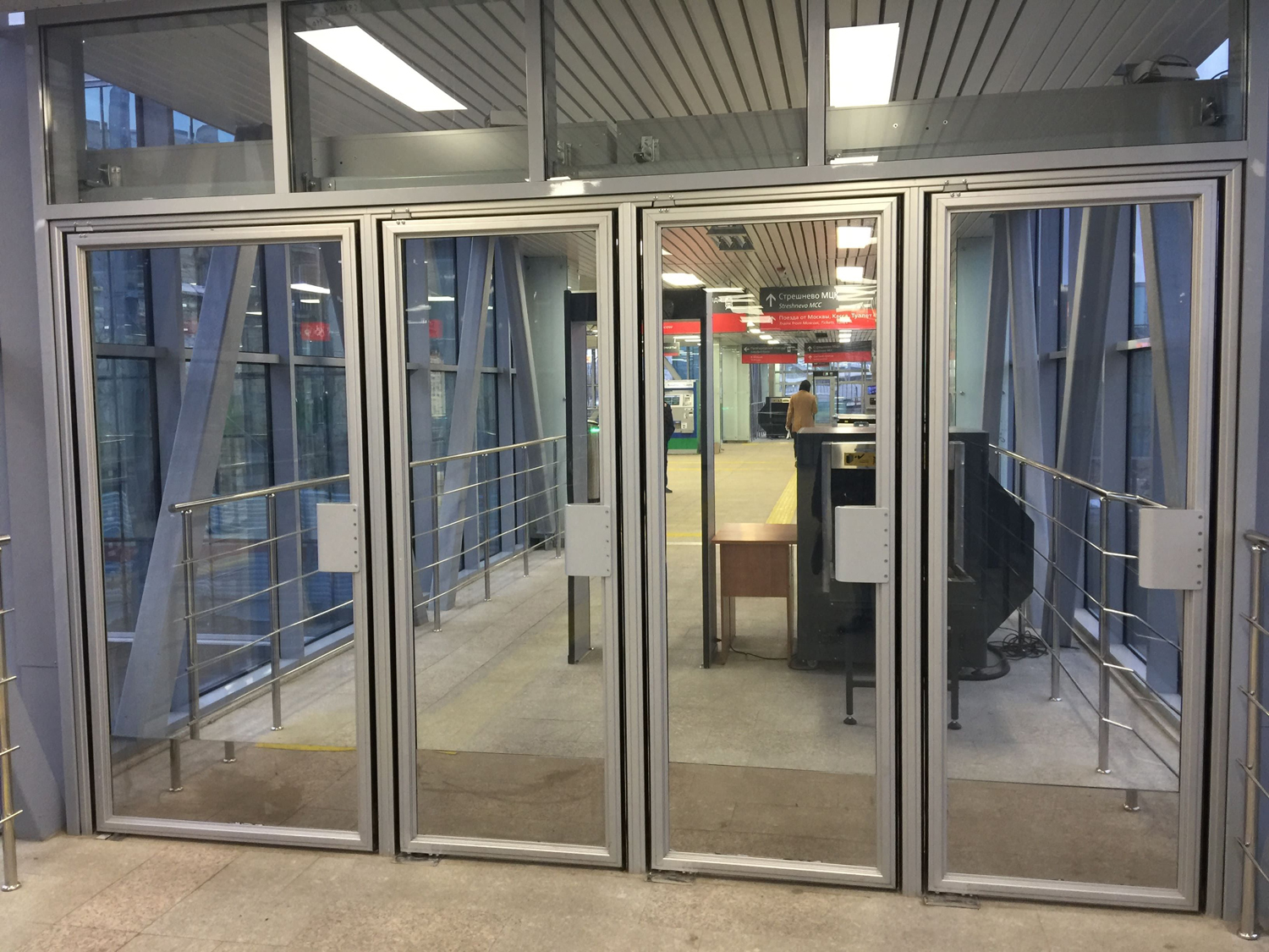 двери в метро